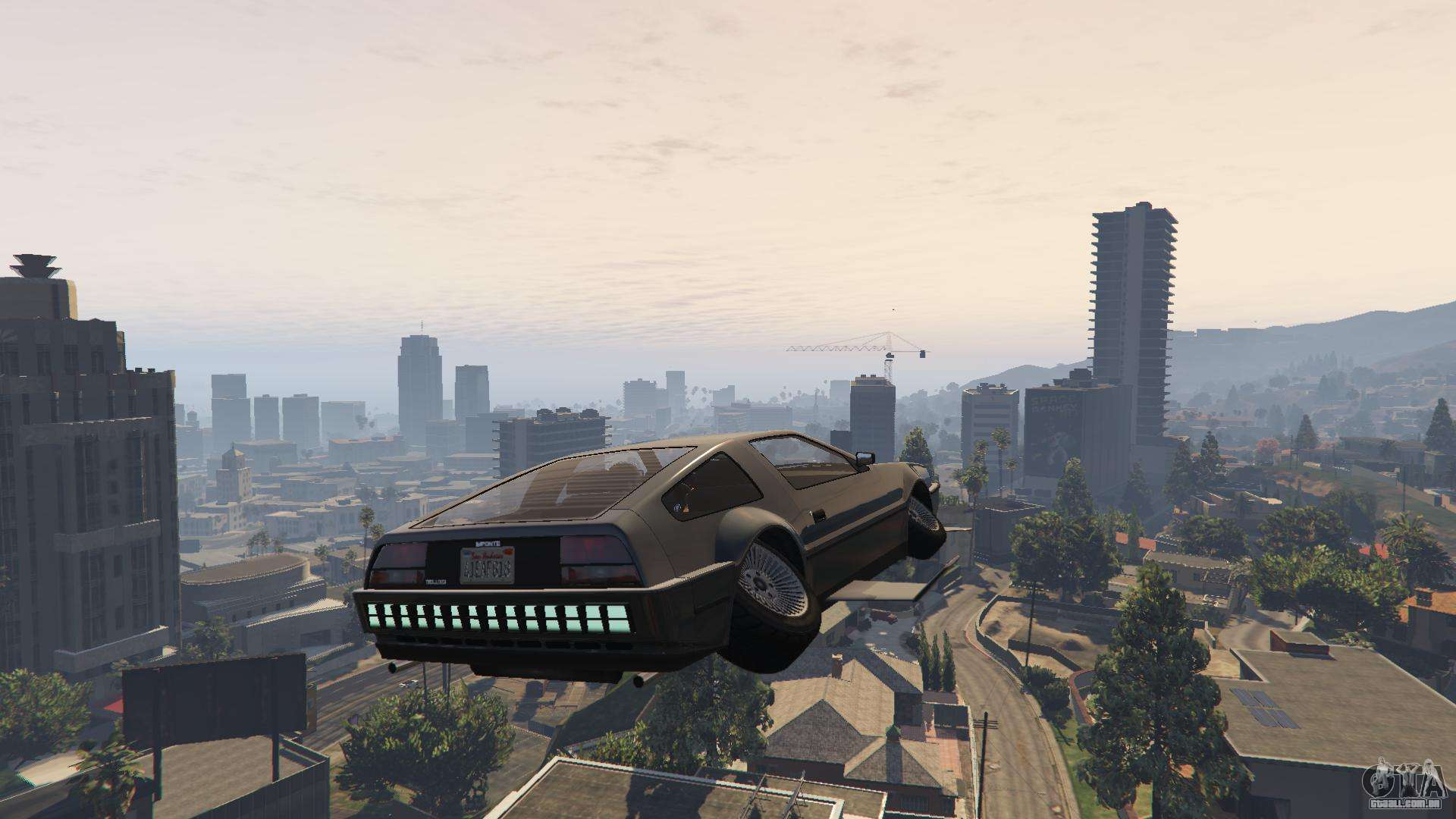 Para voar por um carro em GTA 5 online