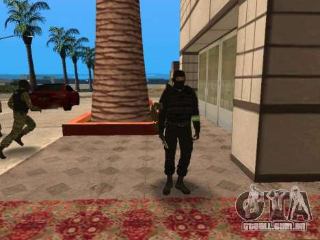 Um policial de choque usando uma máscara para GTA San Andreas